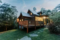VALKYRIE Secluded Romantic River Cabin River and Mountain Views Log/Stone Cabin
