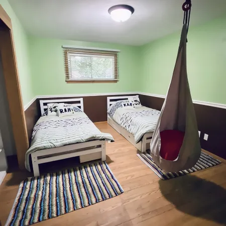 Family fun House - large fenced in backyard, Theater, Bean bag Lounge