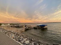 1 block to lake, 2 blocks-Surf Ballroom, & 3 blocks-City Park-Perfect posh stay!