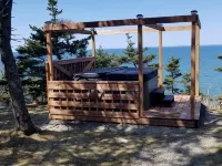 Oceanfront mini home, two decks, with spectacular views. Hotele w: Clare