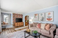 BoHo by the Beach: Charming 2-bedroom apartment in the heart of Port Clinton - Wifi
