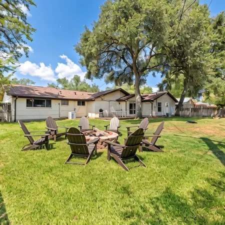 Spring Nights: Fire Pit, BBQ, Games, Pets, 1 Mile to TX A&M, 8 Car Parking