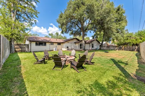 Spring Nights: Fire Pit, BBQ, Games, Pets, 1 Mile to TX A&M, 8 Car Parking