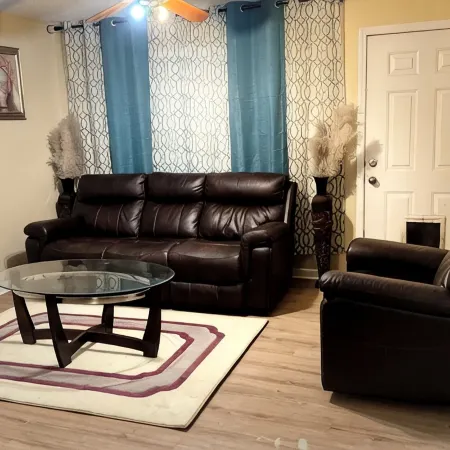 Charming 2bedroom, 2FULL bathroom house with AC and WiFi 10 minutes from Walmart