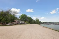 Kosh Cottage - Beach Vibes & Kayak Rides!