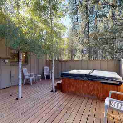 Spacious Cabin Vibe w/ lots of Wood - Easy walk/ride to Village, Lodge and River Hotel Exterior