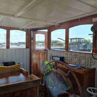 Charming captain's cabin on the historic ship De Hoop Others