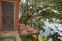 Spectacular Lakefront Cabin with luxury outdoor shower - Homestays