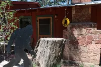 Bigfoot's Bunkhouse! Cozy Cabin, Cool Breeze Dogs Welcome! 45 min to white sands - 샬레 호텔