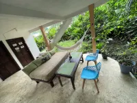 Casita de 2 Plantas Cerca del Parque Nacional Tortuguero. Ideal Para Relajarse - Homestays
