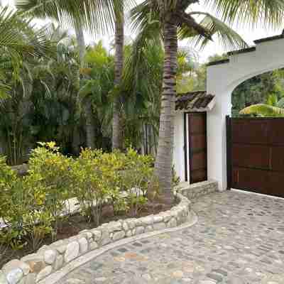 Casa Serena - Stunning Beachfront Villa Near Four Seasons Hotel Exterior