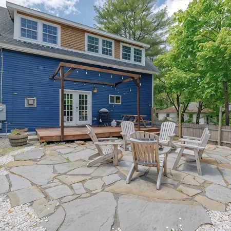 Old Maine style w/ modern amenities - dog friendly