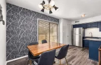 Oakwell Townhome - King Bed Suite minutes from Texas A&M - Homestays