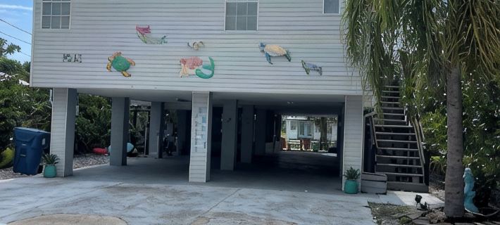 Relax on the beautiful Weeki Wachee River at the charming Seahorse River House! Hotels in Hernando County