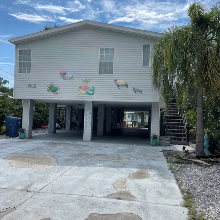 Relax on the beautiful Weeki Wachee River at the charming Seahorse River House!