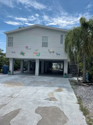 Relax on the beautiful Weeki Wachee River at the charming Seahorse River House!