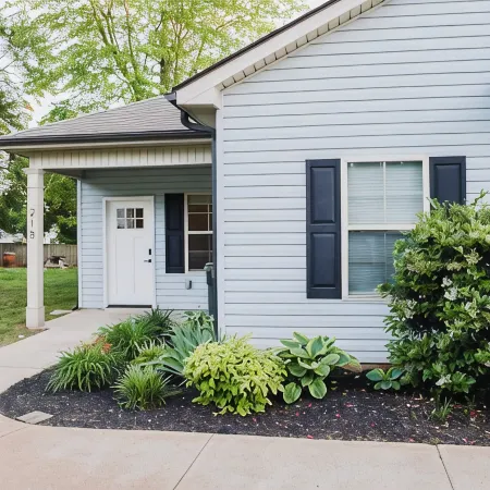 3 Bed. Downtown Designer Den w/ WiFi & AC in Amazing Greer NEAR AIRPORT