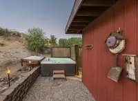 Sun Ray Ranch Cabin between Joshua Tree and Palm Springs - 3-Star