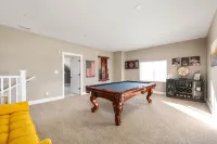 3 Mins to Downtown! Newly Remodel 2BR/2BR W/Jacuzzi & Deck - Bungalows