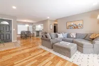 Vibrant Boho Home | 3 Bed | Pet Friendly l UNR