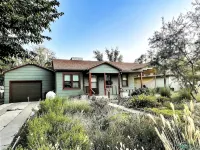 The Bird- Lovely 2 Bed Home in the Garden, Great Location - Homestays