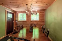 Cabin Close to Town, Private Beach, Parking & Hot Tub