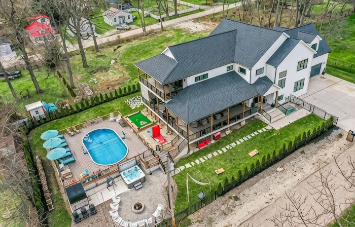 Luxury Lake Geneva House, Heated Pool, 2 Hot Tubs, Sauna, Fire Pit, Photo Zone