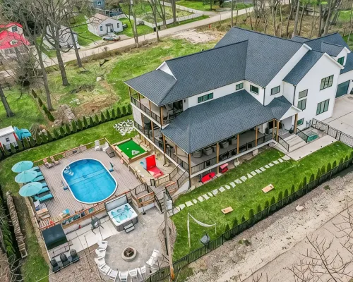 Luxury Lake Geneva House, Heated Pool, 2 Hot Tubs, Sauna, Fire Pit, Photo Zone Hotels in Como
