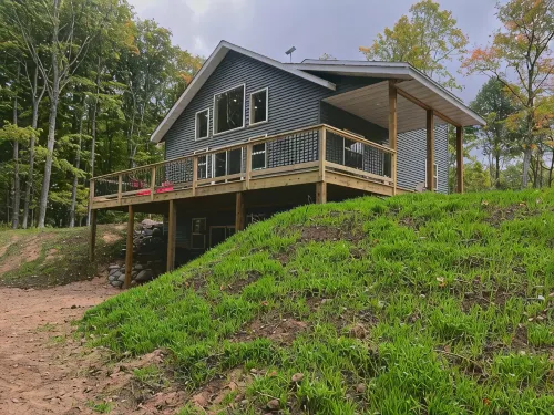 Brand New Build on Private Lake! Starlink Internet!