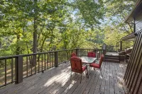 Cox Riverside Retreat - 32 miles to Springfield - Hytter