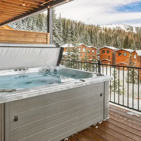 Luxury 4Br Chalet Near Schweitzer Mountain Resort – Hot Tub & Radiant Heat