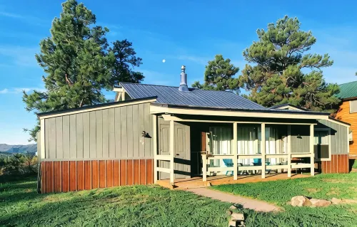 BEAUTIFUL Rustic/Modern Remodel - IDEAL Location!!