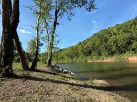 River Home& 15 acres with your own beach next to Hodgson Mill. Hotels in Ozark County
