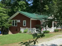 River's Edge Cabin - Swim - Kayak - Fish From Your Backyard !!!!