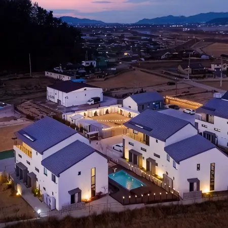 Gyeongju All Locations Отели рядом с достопримечательностью «Стоящие каменные Будды в провинции Пэдон»
