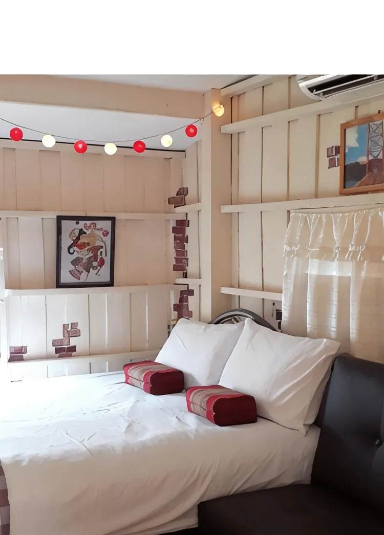 ห้องพักเตียงใหญ่ มีเครื่องปรับอากาศและห้องน้ำรวม
