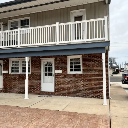 One block from the beach!  Cozy beach condo near restaurants and shopping.