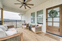 Lakefront Luxury Retreat, Kayaks, Game Room, Firepit, Pool Table & Private Dock - 4-Star