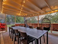 Luxury Lakefront Oasis with Boat Dock-Firepit Hotels in McQueeney