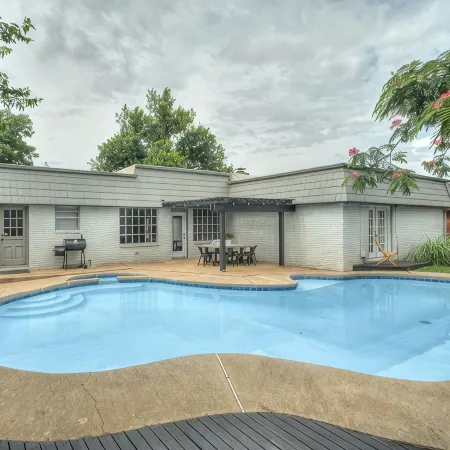 North OKC - Large, Modern Home with Pool and Game Room