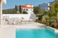 Luxury seafront Villa Noles with heated Pool, Jacuzzi, EV near Zadar - Swimmingpools