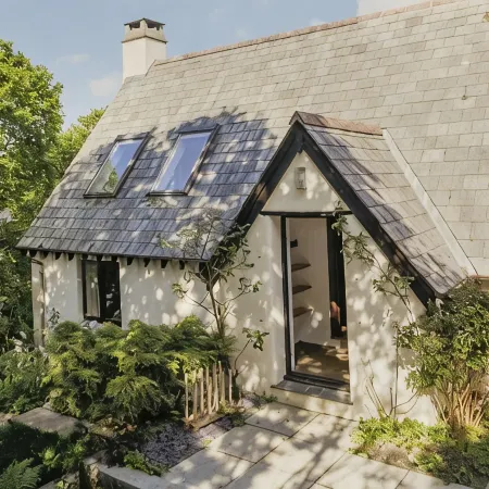 Contemporary Cottage Retreat in Secluded Valley Near Sea. Sleeps 8