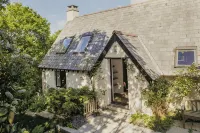 Contemporary Cottage Retreat in Secluded Valley Near Sea. Sleeps 8 - Balkon