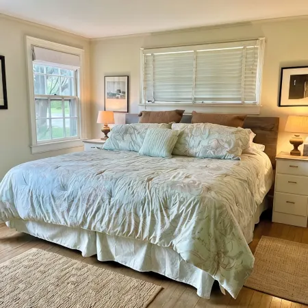 Country Farmhouse, Old Vineyard, Central AC, 2 King Beds.