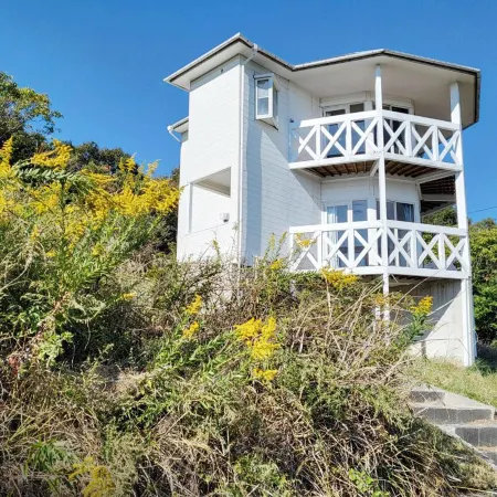 Ultra Private Off Grid Island Villa Near the Beach Mandarin Farm Setting Отели в г. Бидзен