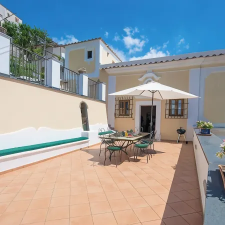 Ancient villa with fantastic sea view and swimming pool just a few minutes from Positano