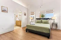 The Golden Oasis : Pool & Game Room 4BDRM 3BATH 12BED