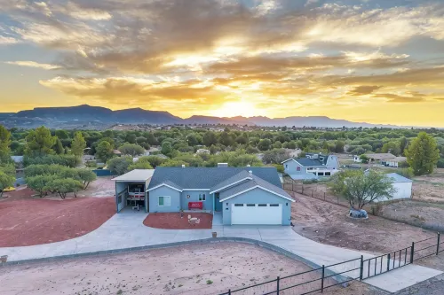 New home located in the "heart" of AZ. Come explore AZ. So much to see and do. - Homestays