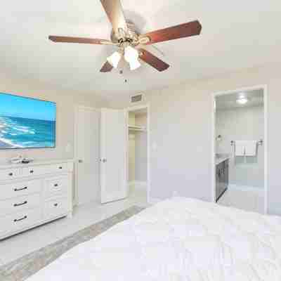 Boca Raton - Across from Beach - Balcony • Pool • Parking • 2BR Rooms