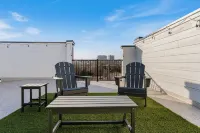 Sophisticated  Escape with Scenic Rooftop – Minutes to Downtown Hotspots - Condos